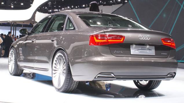 Audi A6 L e-tron | <a href="https://quatrorodas.abril.com.br/galerias/saloes/pequim/2012/audi-a6-l-682717.shtml" rel="migration">Veja mais fotos</a>