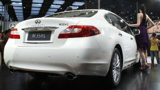 Infiniti M35hL | <a href="https://quatrorodas.abril.com.br/saloes/pequim/2012/infiniti-m35hl-682861.shtml" rel="migration">Leia mais</a>