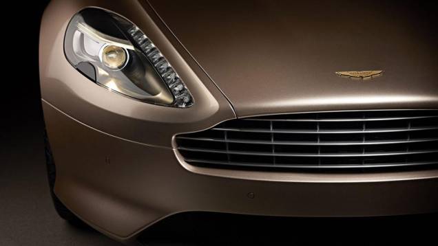 Ouro de 24 quilates foi usado para fazer o logo da marca no capô | <a href="https://quatrorodas.abril.com.br/saloes/pequim/2012/aston-martin-dragon-88-682863.shtml" rel="migration">Leia mais</a> Ouro de 24 quilates foi usado para fazer o logo da marca no capô | <a href="https://quatrorodas.abril.com.br/saloes/pequim/2012/aston-martin-dragon-88-682863.shtml" rel="migration">Leia mais</a>