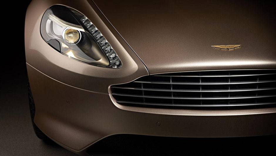 Ouro de 24 quilates foi usado para fazer o logo da marca no cap&ocirc; | <a href="https://quatrorodas.abril.com.br/saloes/pequim/2012/aston-martin-dragon-88-682863.shtml" rel="migration">Leia mais</a>