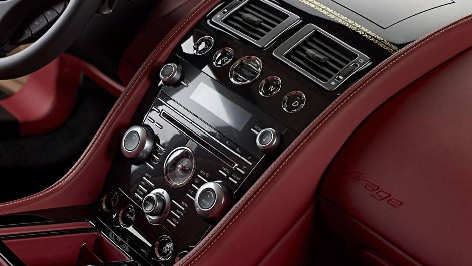 O 88 diz respeito ao limitado n&uacute;mero de ve&iacute;culos que ser&aacute; produzido | <a href="https://quatrorodas.abril.com.br/saloes/pequim/2012/aston-martin-dragon-88-682863.shtml" rel="migration">Leia mais</a>