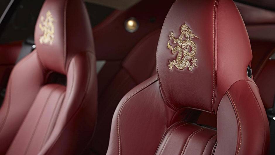 Os encostos de cabe&ccedil;a t&ecirc;m drag&otilde;es bordados | <a href="https://quatrorodas.abril.com.br/saloes/pequim/2012/aston-martin-dragon-88-682863.shtml" rel="migration">Leia mais</a>
