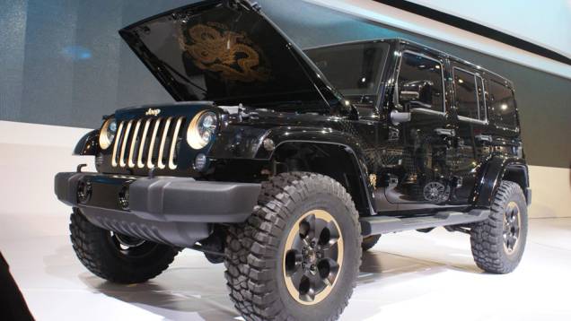 Jeep Wrangler Dragon Edition | <a href="https://quatrorodas.abril.com.br/galerias/saloes/pequim/2012/jeep-wrangler-dragon-682796.shtml" rel="migration">Veja mais fotos</a>