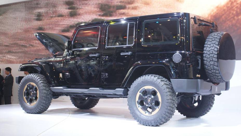 Jeep Wrangler Dragon Edition | <a href="https://quatrorodas.abril.com.br/galerias/saloes/pequim/2012/jeep-wrangler-dragon-682796.shtml" rel="migration">Veja mais fotos</a>