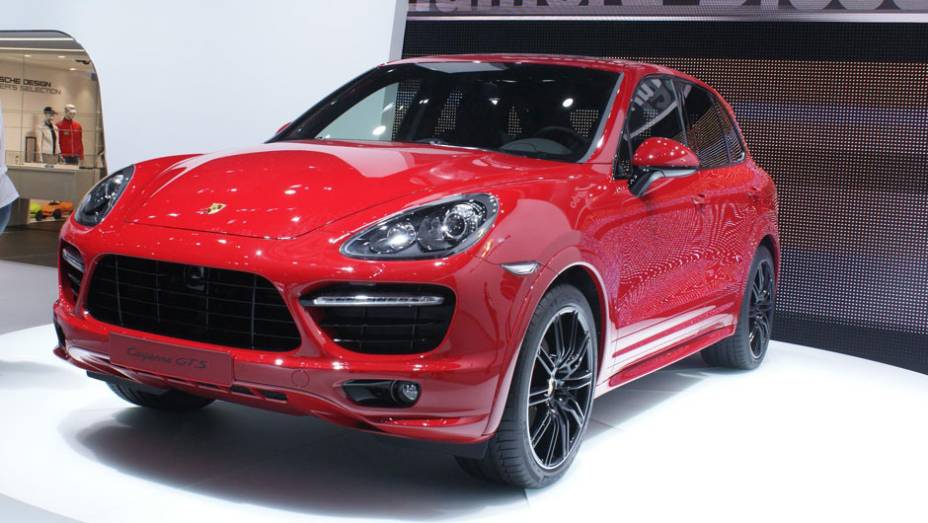 Porsche Cayenne GTS | <a href="https://quatrorodas.abril.com.br/galerias/saloes/pequim/2012/cayenne-gts-681684.shtml" rel="migration">Veja mais fotos</a>