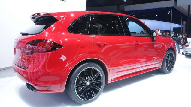 Porsche Cayenne GTS | <a href="https://quatrorodas.abril.com.br/galerias/saloes/pequim/2012/cayenne-gts-681684.shtml" rel="migration">Veja mais fotos</a>