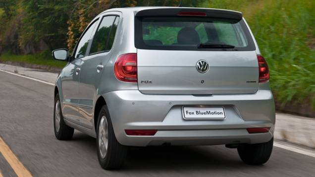 Logotipo BlueMotion identifica a versão sustentável | <a href="https://quatrorodas.abril.com.br/carros/lancamentos/vw-fox-bluemotion-683155.shtml" rel="migration">Leia mais</a> Logotipo BlueMotion identifica a versão sustentável | <a href="https://quatrorodas.abril.com.br/carros/lancamentos/vw-fox-bluemotion-683155.shtml" rel="migration">Leia mais</a>