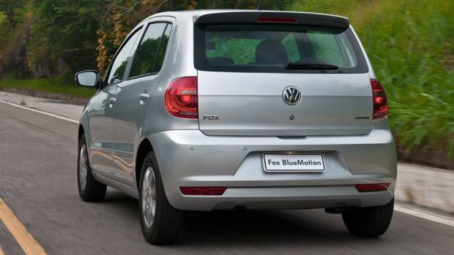 Logotipo BlueMotion identifica a versão sustentável | <a href="https://quatrorodas.abril.com.br/carros/lancamentos/vw-fox-bluemotion-683155.shtml" rel="migration">Leia mais</a>