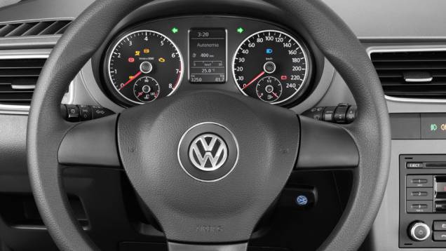 Painel tem mostrador que indica consumo instantâneo | <a href="https://quatrorodas.abril.com.br/carros/lancamentos/vw-fox-bluemotion-683155.shtml" rel="migration">Leia mais</a>