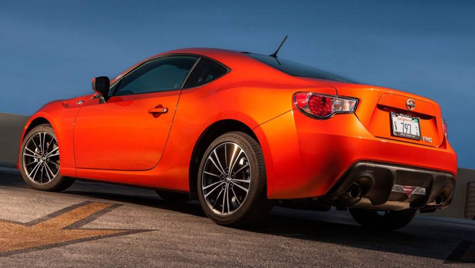 O FR-S tem duas saídas de escape | <a href="https://quatrorodas.abril.com.br/noticias/scion-mostra-esportivo-fr-s-320588_p.shtml" rel="migration">Leia mais</a>