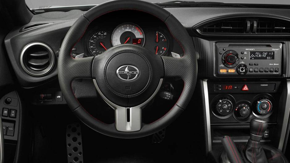 O volante do modelo &eacute; revestido em couro | <a href="https://quatrorodas.abril.com.br/noticias/scion-mostra-esportivo-fr-s-320588_p.shtml" rel="migration">Leia mais</a>