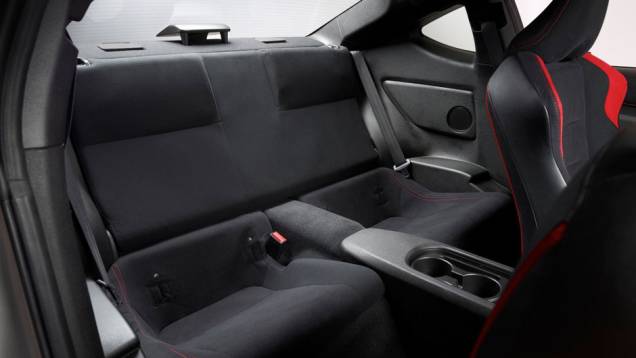 Na traseira cabem mais dois ocupantes | <a href="https://quatrorodas.abril.com.br/noticias/scion-mostra-esportivo-fr-s-320588_p.shtml" rel="migration">Leia mais</a> Na traseira cabem mais dois ocupantes | <a href="https://quatrorodas.abril.com.br/noticias/scion-mostra-esportivo-fr-s-320588_p.shtml" rel="migration">Leia mais</a>