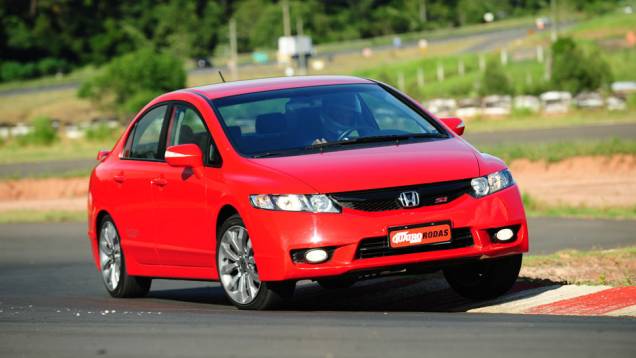 O Honda Civic Si chegou à semi-final da votação, comprovando sua aceitação entre a nova geração e sua vocação de futuro clássico | <a href="https://quatrorodas.abril.com.br/noticias/volkswagen-jetta-tsi-x-honda-civic-si-288109_p.shtml" rel="migration">Leia mais</a>