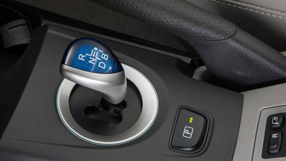 O interior é praticamente idêntico ao modelo movido a gasolina | <a href="https://quatrorodas.abril.com.br/noticias/toyota-rav4-eletrico-custara-us-50-mil-321110_p.shtml" rel="migration">Leia mais</a>
