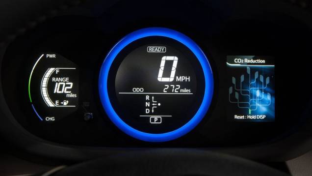 Só o painel revela que estamos a bordo de um veículo movido a eletricidade... | <a href="https://quatrorodas.abril.com.br/noticias/toyota-rav4-eletrico-custara-us-50-mil-321110_p.shtml" rel="migration">Leia mais</a> Só o painel revela que estamos a bordo de um veículo movido a eletricidade... | <a href="https://quatrorodas.abril.com.br/noticias/toyota-rav4-eletrico-custara-us-50-mil-321110_p.shtml" rel="migration">Leia mais</a>