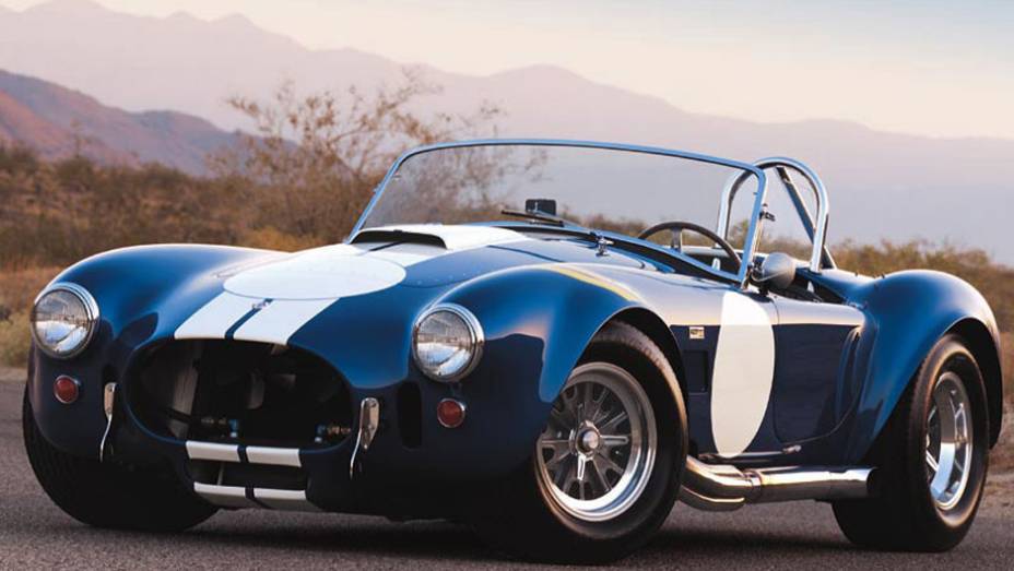 Cobra 427: uma lenda com motor V8 7.0 de 410 cv. Atingia 265 km/h e até hoje é um dos carros que têm mais réplicas no mundo | <a href="https://quatrorodas.abril.com.br/noticias/carrol-shelby-morre-aos-89-anos-321336_p.shtml" target="_blank" rel="migration">Carroll Shelby morr</a>