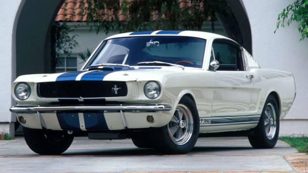 GT350 foi um dos primeiros modelos feitos pela parceria Ford-Shelby | <a href="https://quatrorodas.abril.com.br/noticias/carrol-shelby-morre-aos-89-anos-321336_p.shtml" target="_blank" rel="migration">Carroll Shelby morre aos 89 anos</a> | <a href="https://quatrorodas.abril.com" rel="migration"></a>