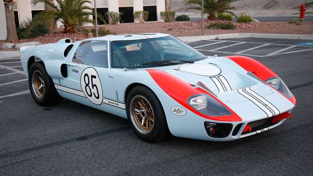 O Shelby GT40, uma homenagem ao Ford GT40 original, teve 85 unidades produzidas | <a href="https://quatrorodas.abril.com.br/noticias/carrol-shelby-morre-aos-89-anos-321336_p.shtml" target="_blank" rel="migration">Carroll Shelby morre aos 89 anos</a> | <a href="https://quatrorod" rel="migration"></a>