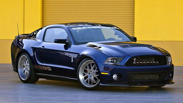 Shelby 1000: apresentado no Salão de Nova York, o muscle-car entrega mais de 1000 cavalos | <a href="https://quatrorodas.abril.com.br/noticias/carrol-shelby-morre-aos-89-anos-321336_p.shtml" target="_blank" rel="migration">Carroll Shelby morre aos 89 anos</a> | <a href="http:/" rel="migration"></a>