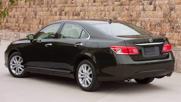 A distância entre os eixos do novo ES foi alongada em 4,5 cm | <a href="https://quatrorodas.abril.com.br/noticias/lexus-chega-oficialmente-ao-brasil-321310_p.shtml" rel="migration">Leia mais</a> A distância entre os eixos do novo ES foi alongada em 4,5 cm | <a href="https://quatrorodas.abril.com.br/noticias/lexus-chega-oficialmente-ao-brasil-321310_p.shtml" rel="migration">Leia mais</a>