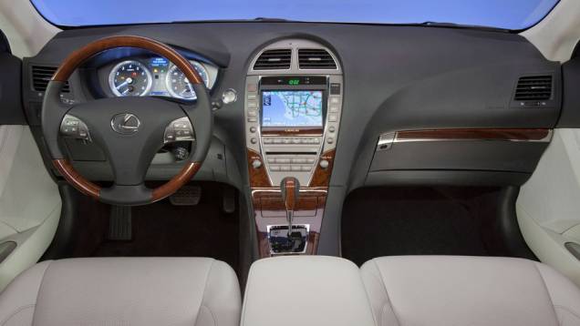 Cabine exibe detalhes em madeira no console | <a href="https://quatrorodas.abril.com.br/noticias/lexus-chega-oficialmente-ao-brasil-321310_p.shtml" rel="migration">Leia mais</a> Cabine exibe detalhes em madeira no console | <a href="https://quatrorodas.abril.com.br/noticias/lexus-chega-oficialmente-ao-brasil-321310_p.shtml" rel="migration">Leia mais</a>