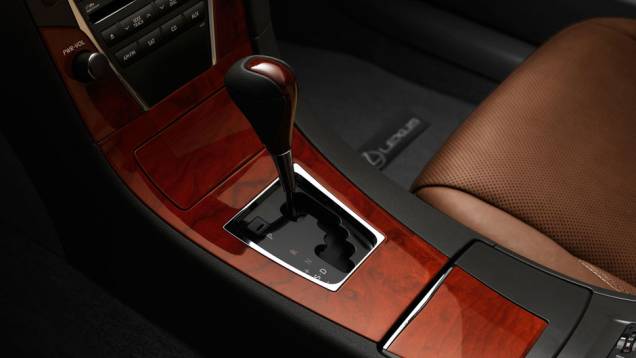 Transmissão é automática de seis velocidades | <a href="https://quatrorodas.abril.com.br/noticias/lexus-chega-oficialmente-ao-brasil-321310_p.shtml" rel="migration">Leia mais</a> Transmissão é automática de seis velocidades | <a href="https://quatrorodas.abril.com.br/noticias/lexus-chega-oficialmente-ao-brasil-321310_p.shtml" rel="migration">Leia mais</a>