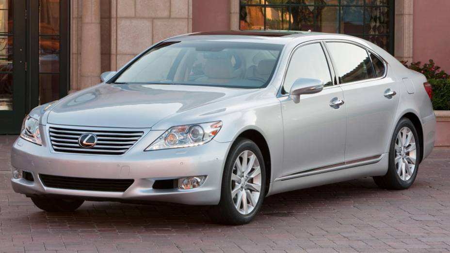 Sedã de luxo é um dos modelos da Lexus que será vendido no Brasil | <a href="https://quatrorodas.abril.com.br/noticias/lexus-chega-oficialmente-ao-brasil-321310_p.shtml" rel="migration">Leia mais</a>
