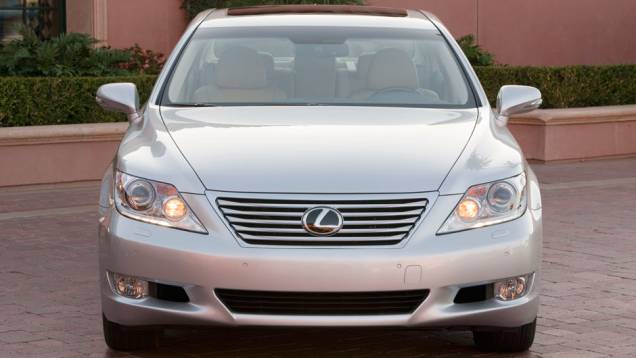 Modelo conta com motor 4.6 V8 de 347 cv de potência | <a href="https://quatrorodas.abril.com.br/noticias/lexus-chega-oficialmente-ao-brasil-321310_p.shtml" rel="migration">Leia mais</a> Modelo conta com motor 4.6 V8 de 347 cv de potência | <a href="https://quatrorodas.abril.com.br/noticias/lexus-chega-oficialmente-ao-brasil-321310_p.shtml" rel="migration">Leia mais</a>