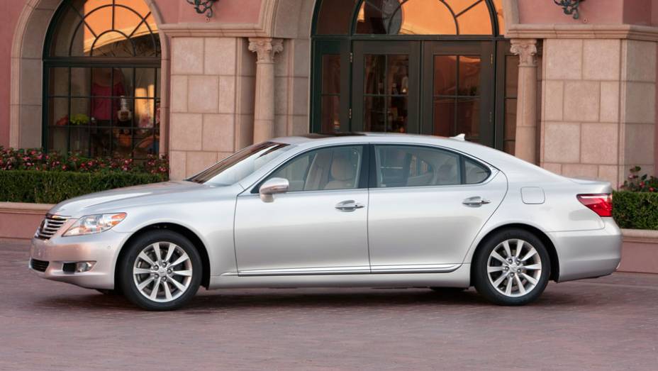 LS460 L tem 3,09 metros de entre-eixos | <a href="https://quatrorodas.abril.com.br/noticias/lexus-chega-oficialmente-ao-brasil-321310_p.shtml" rel="migration">Leia mais</a>