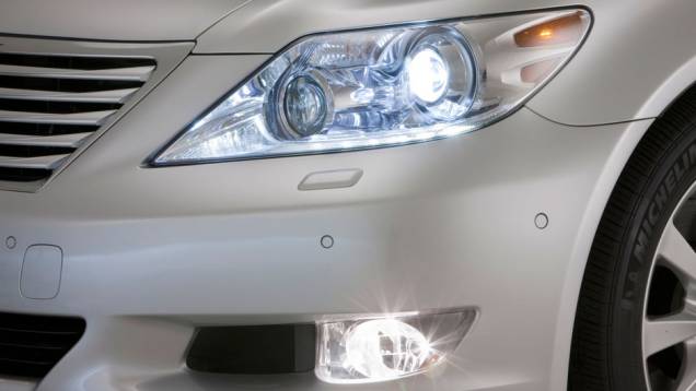 Os faróis em L com LED invadem os para-lamas | <a href="https://quatrorodas.abril.com.br/noticias/lexus-chega-oficialmente-ao-brasil-321310_p.shtml" rel="migration">Leia mais</a> Os faróis em L com LED invadem os para-lamas | <a href="https://quatrorodas.abril.com.br/noticias/lexus-chega-oficialmente-ao-brasil-321310_p.shtml" rel="migration">Leia mais</a>