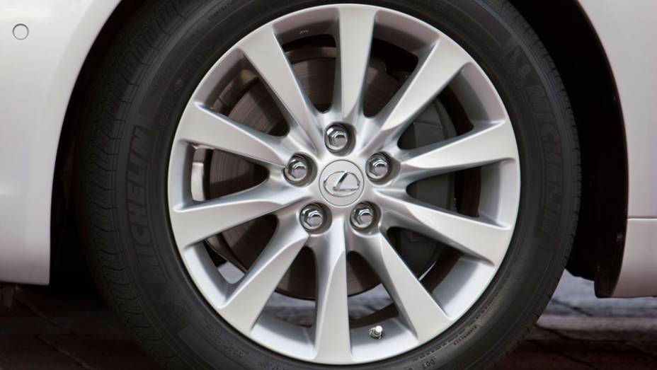 As rodas de liga leve têm 19 polegadas | <a href="https://quatrorodas.abril.com.br/noticias/lexus-chega-oficialmente-ao-brasil-321310_p.shtml" rel="migration">Leia mais</a>