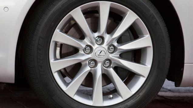 As rodas de liga leve têm 19 polegadas | <a href="https://quatrorodas.abril.com.br/noticias/lexus-chega-oficialmente-ao-brasil-321310_p.shtml" rel="migration">Leia mais</a> As rodas de liga leve têm 19 polegadas | <a href="https://quatrorodas.abril.com.br/noticias/lexus-chega-oficialmente-ao-brasil-321310_p.shtml" rel="migration">Leia mais</a>