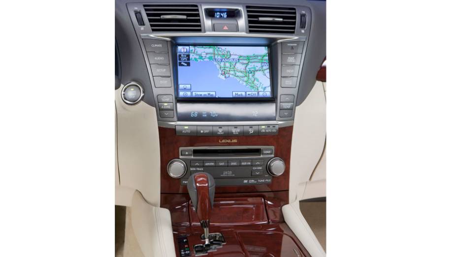 Sedã conta com GPS e transmissão automática | <a href="https://quatrorodas.abril.com.br/noticias/lexus-chega-oficialmente-ao-brasil-321310_p.shtml" rel="migration">Leia mais</a>