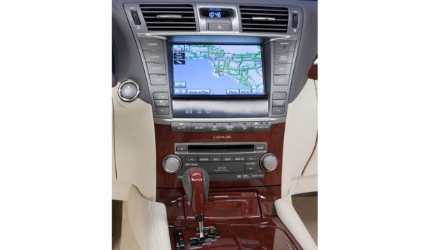 Sedã conta com GPS e transmissão automática | <a href="https://quatrorodas.abril.com.br/noticias/lexus-chega-oficialmente-ao-brasil-321310_p.shtml" rel="migration">Leia mais</a> Sedã conta com GPS e transmissão automática | <a href="https://quatrorodas.abril.com.br/noticias/lexus-chega-oficialmente-ao-brasil-321310_p.shtml" rel="migration">Leia mais</a>