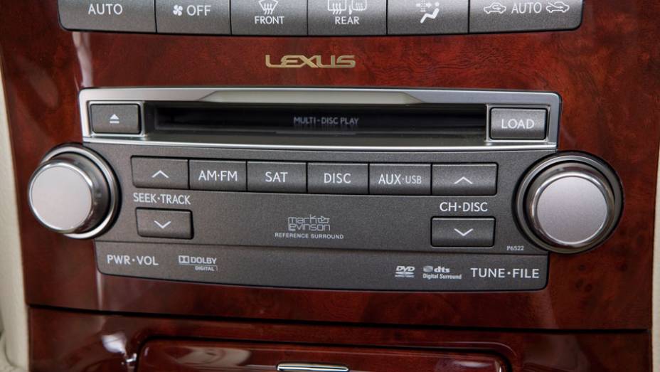 CD Player também toca DVD | <a href="https://quatrorodas.abril.com.br/noticias/lexus-chega-oficialmente-ao-brasil-321310_p.shtml" rel="migration">Leia mais</a>