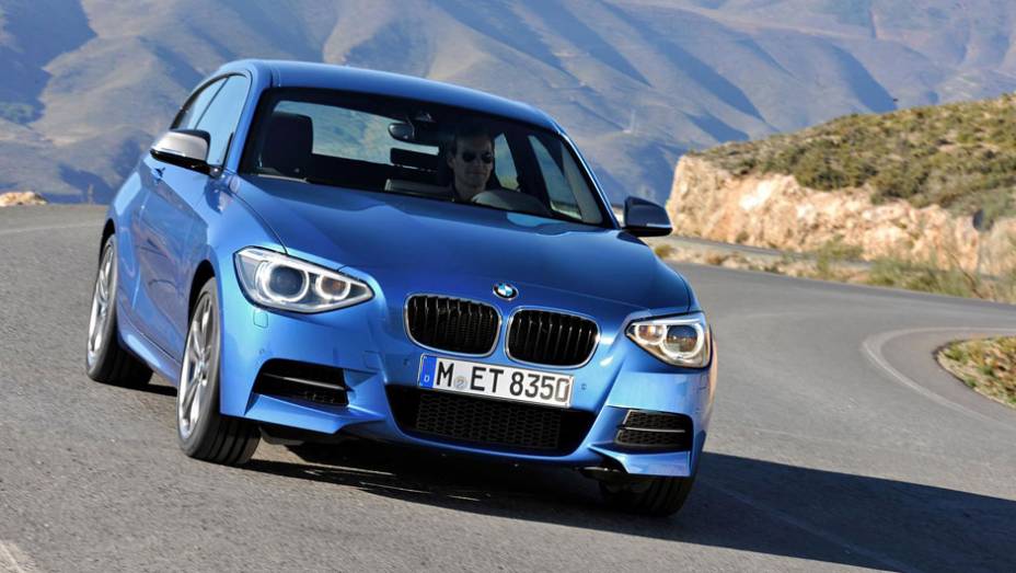 No visual, o carro ganhou novos para-choques e kit aerodinâmico diferenciado | <a href="https://quatrorodas.abril.com.br/carros/lancamentos/bmw-m135i-684544.shtml" rel="migration">Leia mais</a>