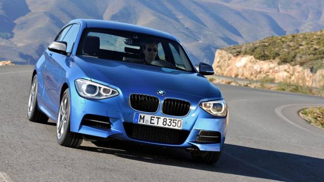 No visual, o carro ganhou novos para-choques e kit aerodinâmico diferenciado | <a href="https://quatrorodas.abril.com.br/carros/lancamentos/bmw-m135i-684544.shtml" rel="migration">Leia mais</a> No visual, o carro ganhou novos para-choques e kit aerodinâmico diferenciado | <a href="https://quatrorodas.abril.com.br/carros/lancamentos/bmw-m135i-684544.shtml" rel="migration">Leia mais</a>