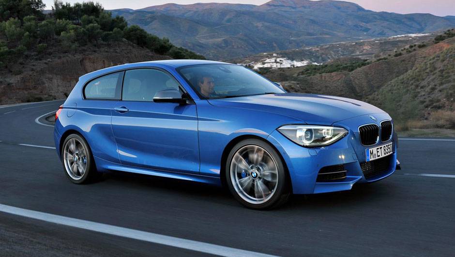 A carroceria de tr&ecirc;s portas estreia juntamente com o modelo | <a href="https://quatrorodas.abril.com.br/carros/lancamentos/bmw-m135i-684544.shtml" rel="migration">Leia mais</a>