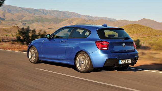 Na traseira, o para-choque redesenhado deixou o carro com cara de mau | <a href="https://quatrorodas.abril.com.br/carros/lancamentos/bmw-m135i-684544.shtml" rel="migration">Leia mais</a> Na traseira, o para-choque redesenhado deixou o carro com cara de mau | <a href="https://quatrorodas.abril.com.br/carros/lancamentos/bmw-m135i-684544.shtml" rel="migration">Leia mais</a>