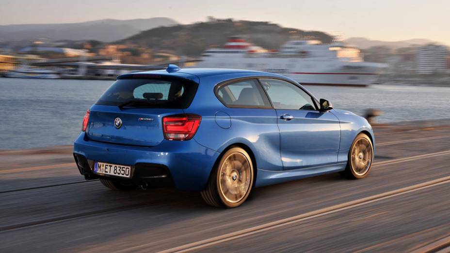 O kit aerodinâmico deixou o Série 1 mais agradável de se ver | <a href="https://quatrorodas.abril.com.br/carros/lancamentos/bmw-m135i-684544.shtml" rel="migration">Leia mais</a>