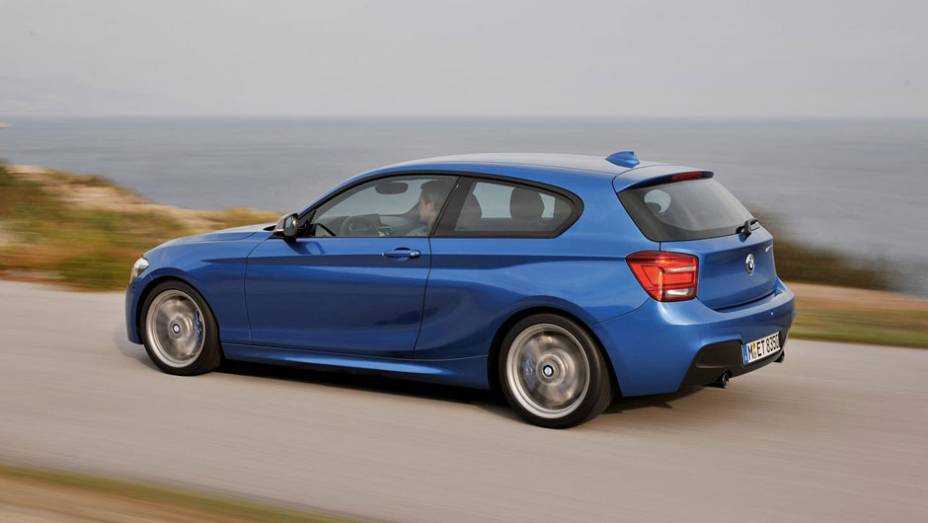 Segundo dados fornecidos pela BMW, o M135i leva 4,9 segundos para ir de 0 a 100 km/h | <a href="https://quatrorodas.abril.com.br/carros/lancamentos/bmw-m135i-684544.shtml" rel="migration">Leia mais</a>