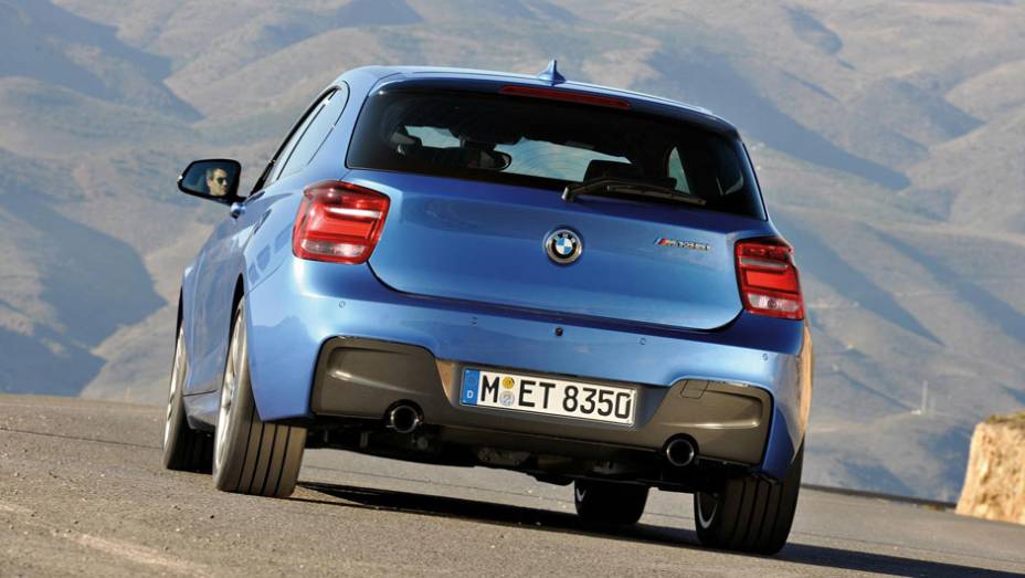 A velocidade máxima é limitada em 250 km/h, como em todos os outros BMW | <a href="https://quatrorodas.abril.com.br/carros/lancamentos/bmw-m135i-684544.shtml" rel="migration">Leia mais</a>