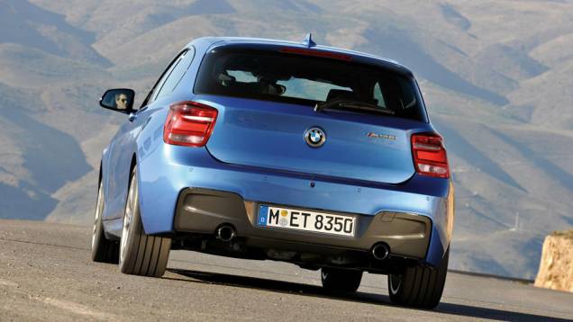 A velocidade máxima é limitada em 250 km/h, como em todos os outros BMW | <a href="https://quatrorodas.abril.com.br/carros/lancamentos/bmw-m135i-684544.shtml" rel="migration">Leia mais</a> A velocidade máxima é limitada em 250 km/h, como em todos os outros BMW | <a href="https://quatrorodas.abril.com.br/carros/lancamentos/bmw-m135i-684544.shtml" rel="migration">Leia mais</a>