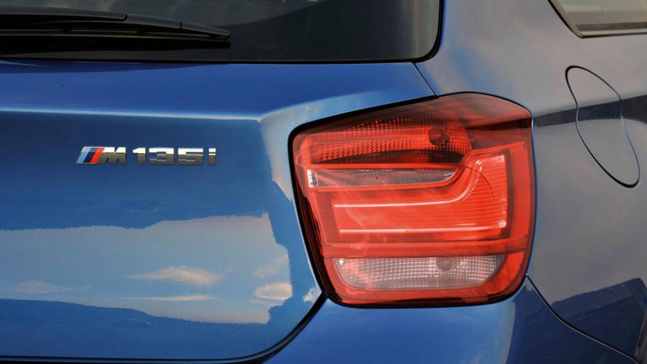 Reparou na letra M na tampa do porta-malas? É ela que indica o temperamento nervoso do carro | <a href="https://quatrorodas.abril.com.br/carros/lancamentos/bmw-m135i-684544.shtml" rel="migration">Leia mais</a>
