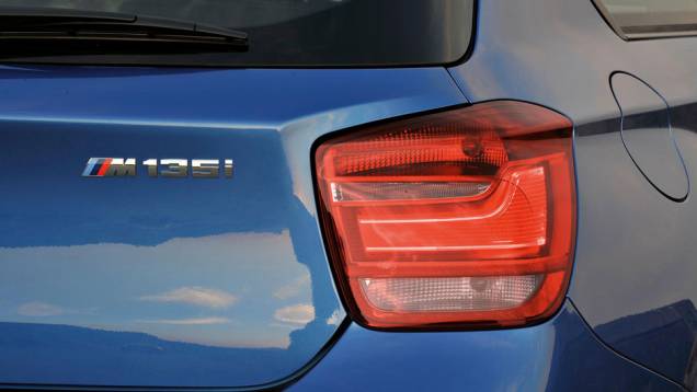 Reparou na letra M na tampa do porta-malas? É ela que indica o temperamento nervoso do carro | <a href="https://quatrorodas.abril.com.br/carros/lancamentos/bmw-m135i-684544.shtml" rel="migration">Leia mais</a> Reparou na letra M na tampa do porta-malas? É ela que indica o temperamento nervoso do carro | <a href="https://quatrorodas.abril.com.br/carros/lancamentos/bmw-m135i-684544.shtml" rel="migration">Leia mais</a>