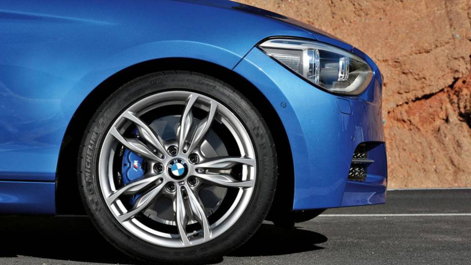 Belas rodas, hein? E olha só o tamanho dos discos de freio... | <a href="https://quatrorodas.abril.com.br/carros/lancamentos/bmw-m135i-684544.shtml" rel="migration">Leia mais</a>