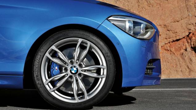 Belas rodas, hein? E olha só o tamanho dos discos de freio... | <a href="https://quatrorodas.abril.com.br/carros/lancamentos/bmw-m135i-684544.shtml" rel="migration">Leia mais</a> Belas rodas, hein? E olha só o tamanho dos discos de freio... | <a href="https://quatrorodas.abril.com.br/carros/lancamentos/bmw-m135i-684544.shtml" rel="migration">Leia mais</a>