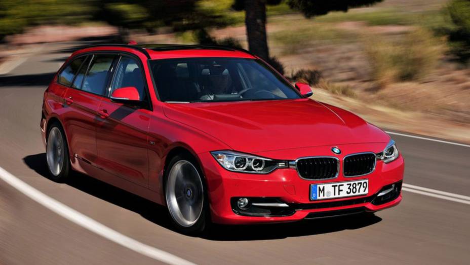 Sua família é grande e você tem dinheiro? Então a nova Série 3 Touring pode ser seu número | <a href="https://quatrorodas.abril.com.br/noticias/fabricantes-bmw-mostra-novas-peruas-serie-3-321384_p.shtml" rel="migration">Leia mais</a>