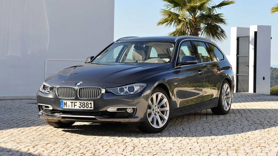 Ela cresceu na nova gera&ccedil;&atilde;o: est&aacute; 9,7 cent&iacute;metros mais longa, sendo cinco cent&iacute;metros mais comprida na dist&acirc;ncia entre-eixos | <a href="https://quatrorodas.abril.com.br/noticias/fabricantes-bmw-mostra-novas-peruas-serie-3-321384_p.shtml" rel="migration">Leia mais</a>