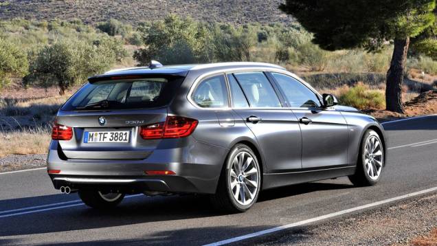 A perua chega ao mercado inicialmente nas versões 328i, 330d e 320d | <a href="https://quatrorodas.abril.com.br/noticias/fabricantes-bmw-mostra-novas-peruas-serie-3-321384_p.shtml" rel="migration">Leia mais</a> A perua chega ao mercado inicialmente nas versões 328i, 330d e 320d | <a href="https://quatrorodas.abril.com.br/noticias/fabricantes-bmw-mostra-novas-peruas-serie-3-321384_p.shtml" rel="migration">Leia mais</a>